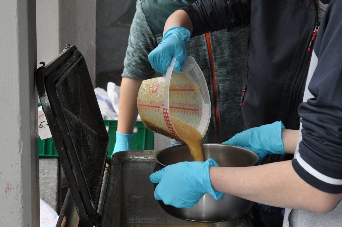 Eifrig wird Suppe abgefüllt.