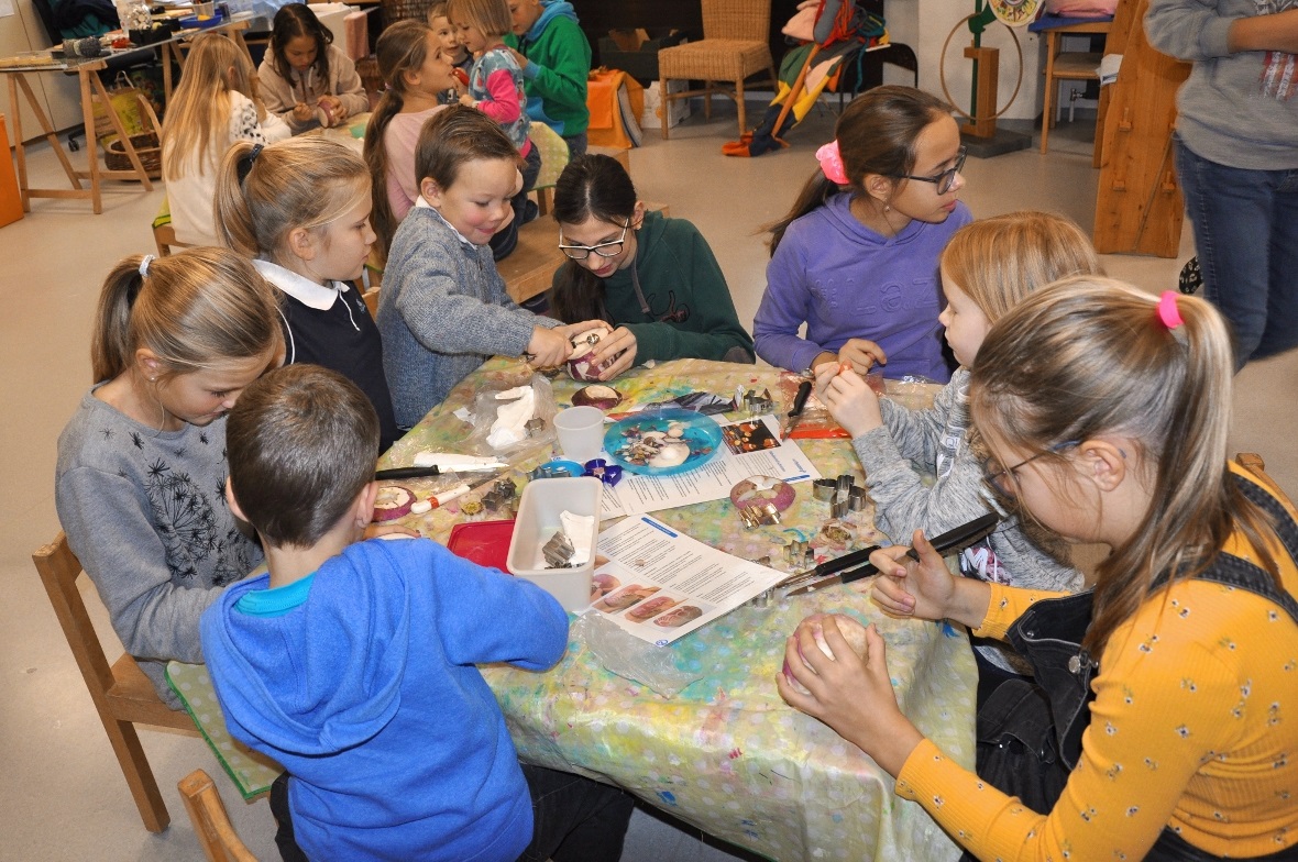 Eifrig wird die Zuckerrübe ausgehöhlt.