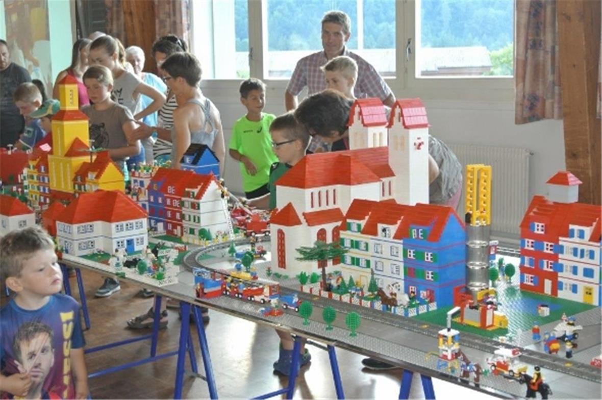 Eifriges Bauen mit Tausenden von Legosteinen.