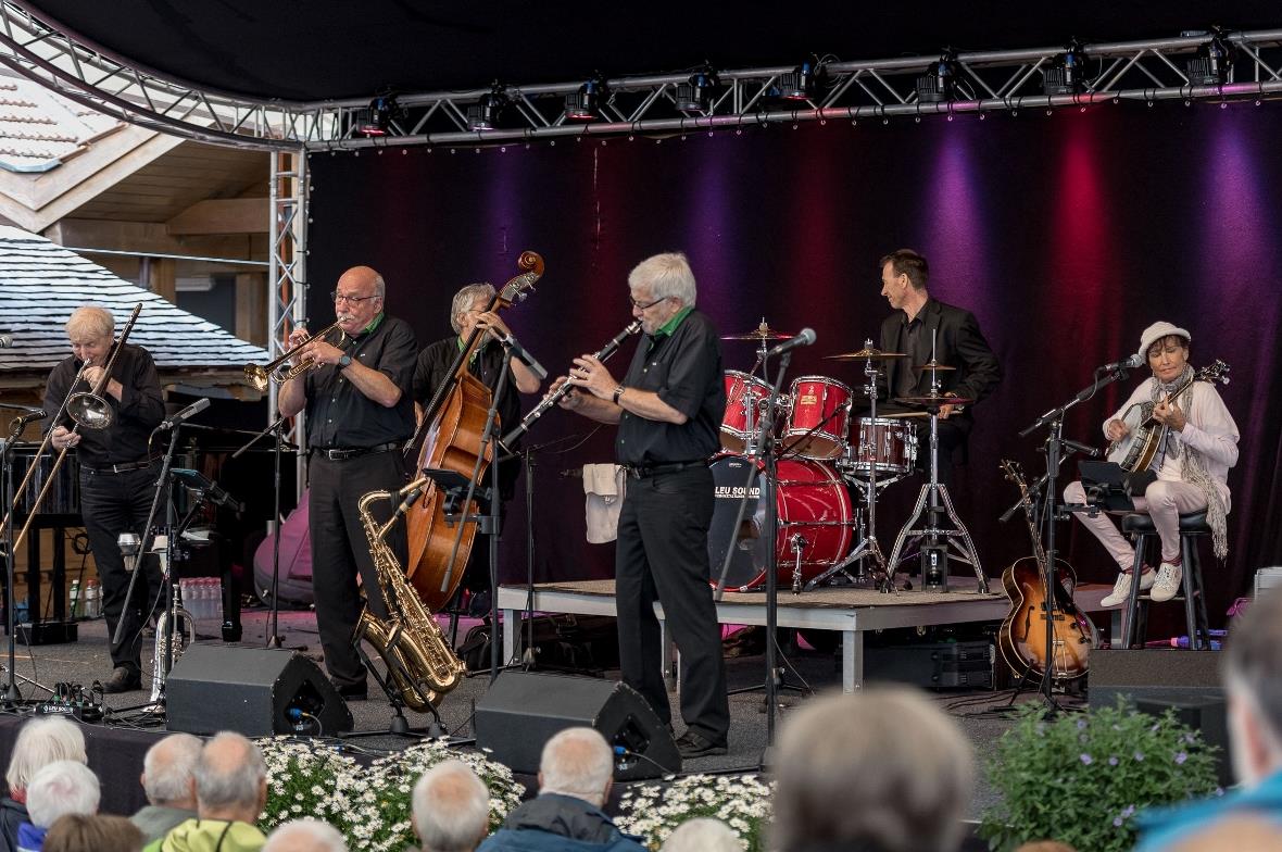 Ein Abschluss in Würden: Die Loverfield Jazzband verlässt die Lenker Bühne nach 47 Auftritten. Ein Stück Lenker-Jazzgeschichte wird archiviert.