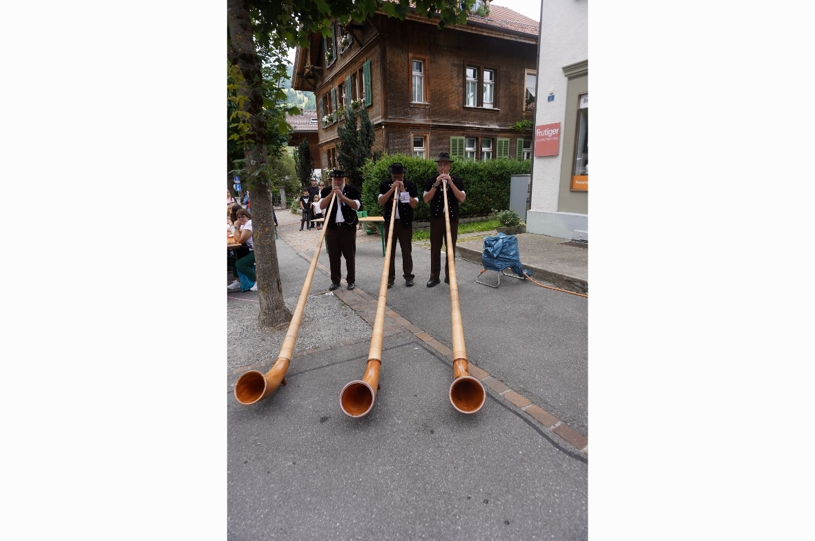 Ein Alphorntrio füllte die Bahnhofstrasse mit ihren Klängen.