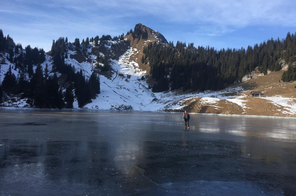 Ein Angestellter prüft, ob das Eis genug dick ist.