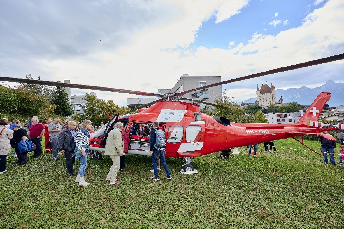 Ein Anziehungspunkt ausserhalb des Spitals war die Rega mit dem Rettungshelikopter.