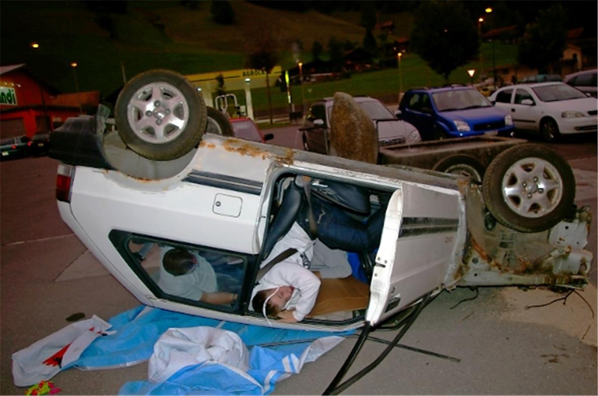 Ein Auto mit zwei Jugendlichen ist auf dem Dach.