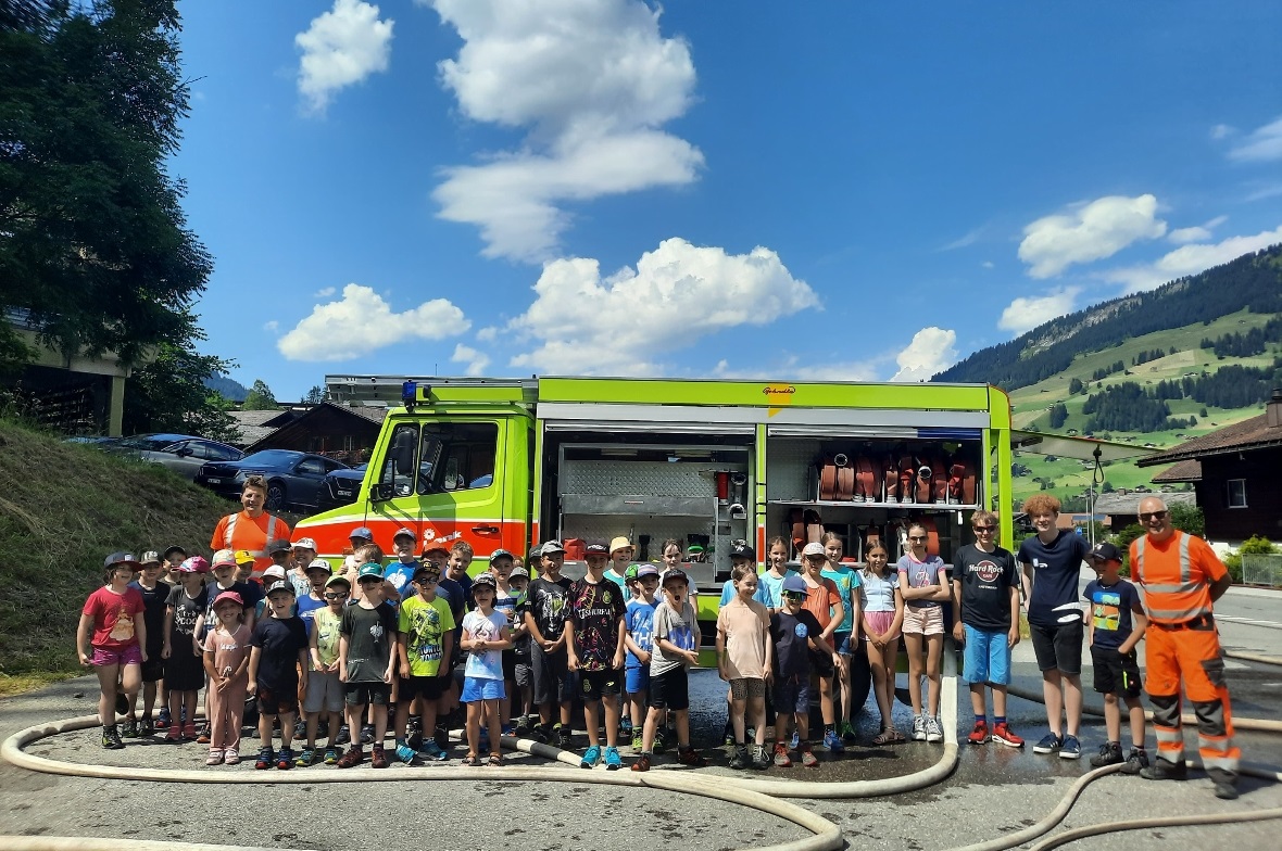 Viel Abwechslung in den Ferien mit dem Ferienpass Obersimmental Ein Besuch bei der Feuerwehr Lenk.