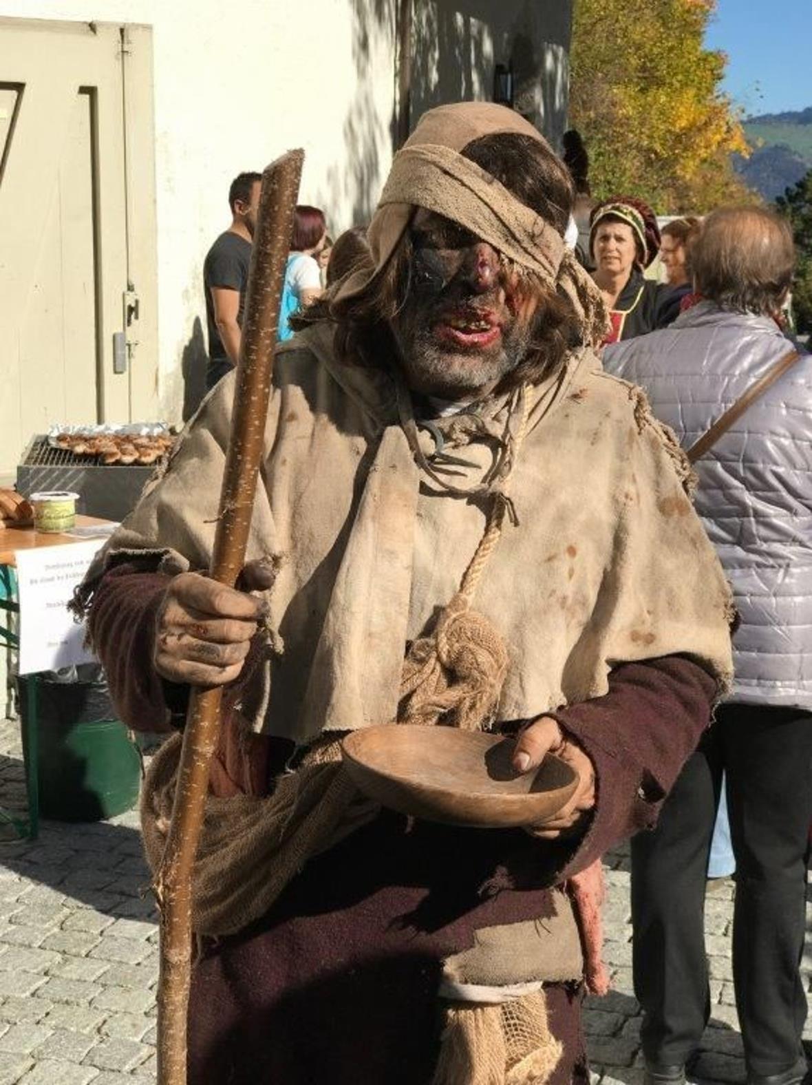 Ein Bettler wie im Mittelalter.