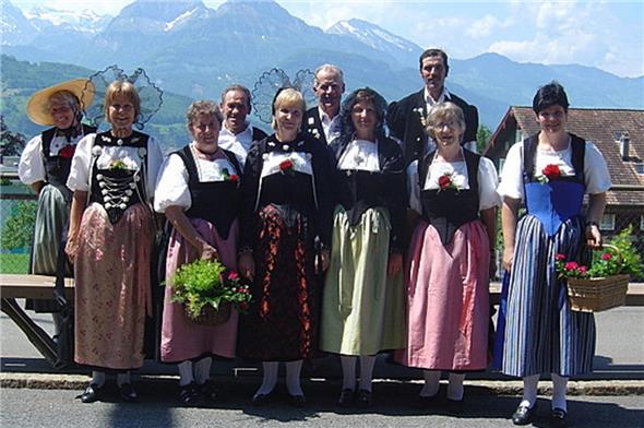 Ein Bild aus vergangenen besseren Zeiten, am Schweizerischen Trachtenfest 2010 in Schwyz: Marlis Schmid, Myriam Schläppi, Heidi Siegfried-Kopp, Werner Siegfried, Vreni Röthlisberger, Toni Schmid, Trudi Rieder-Hauser, Albin Siegfried, Susanne Siegfried Zeller und Heidi Siegfried-Zeller.