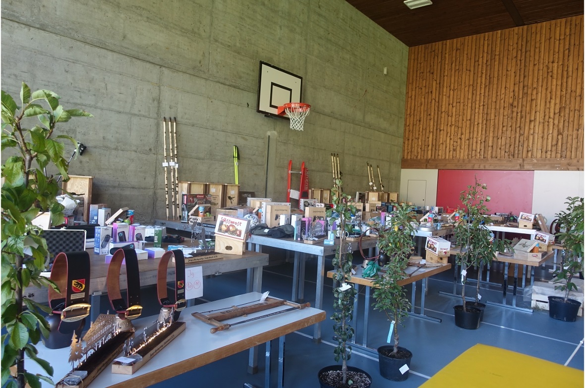 Ein Blick auf den reichhaltigen Gabentisch.