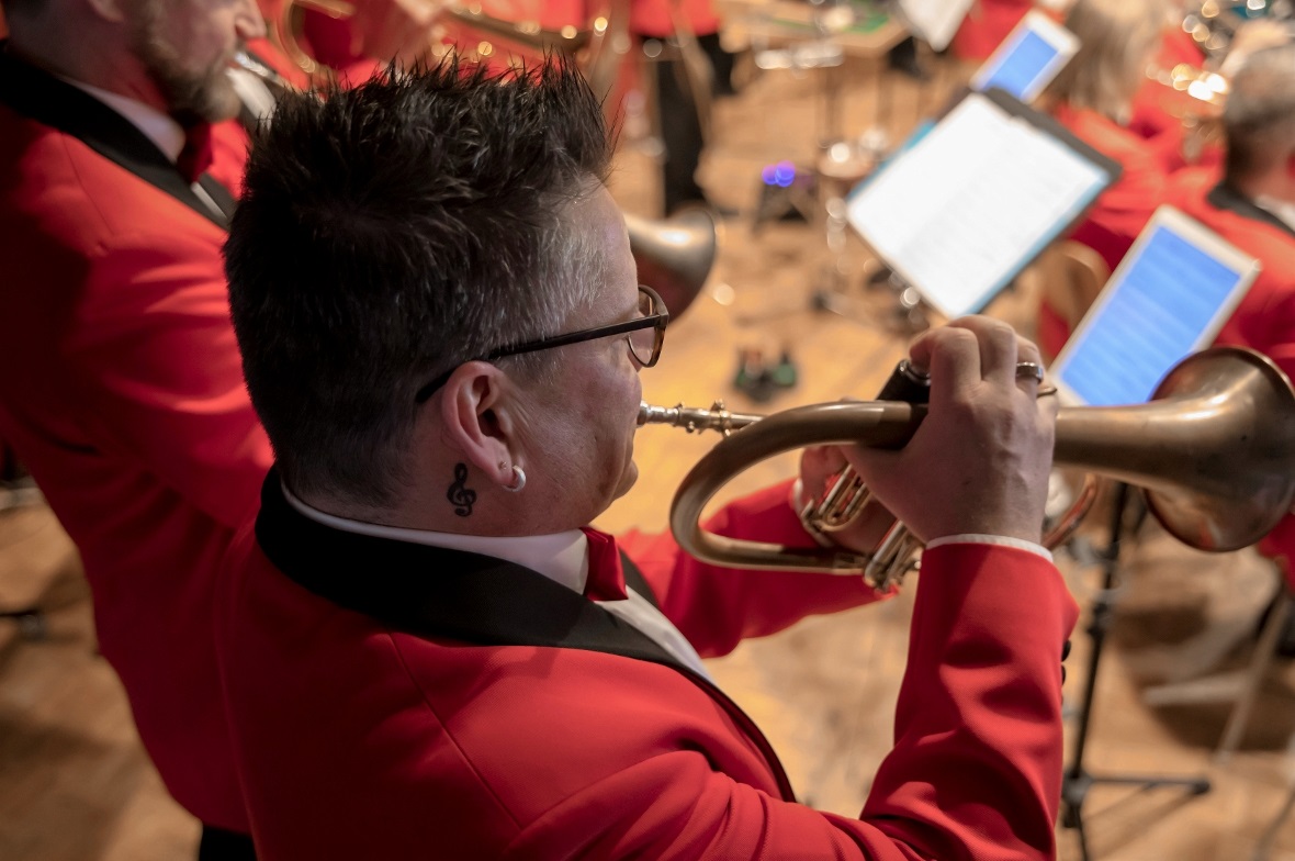 Ein Blick von oben auf das Flügelhorn von Musiker Bernhard Schwarz.