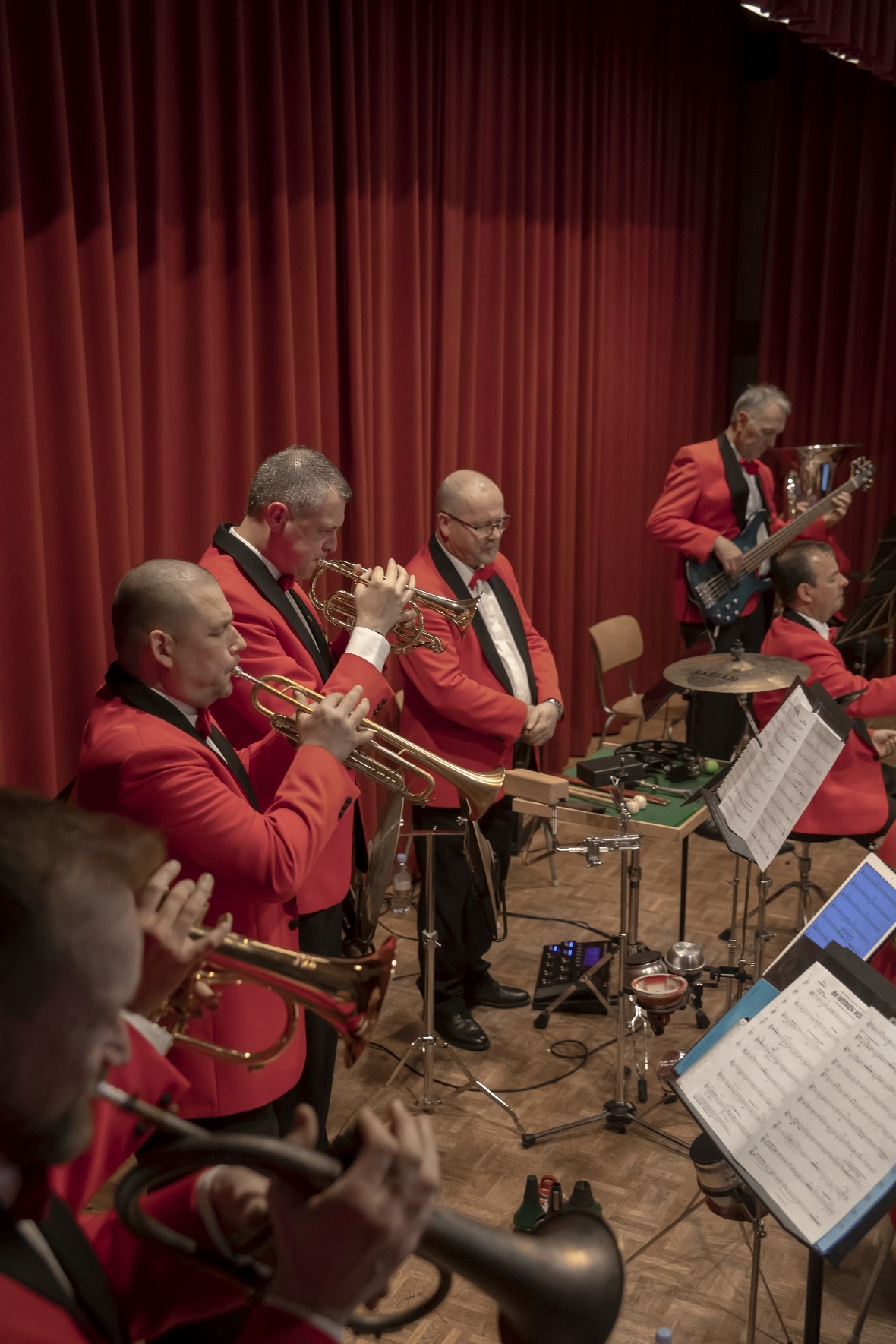 Ein Blick zu den hinteren Musikern beim Polizeispiel Bern.