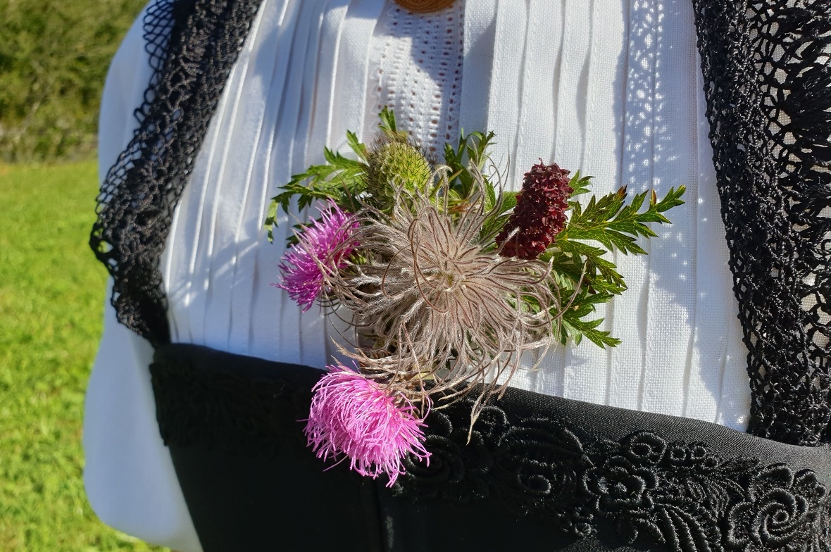 Ein Blumenstrauss vom Flöschhorn zierte die Trachten.