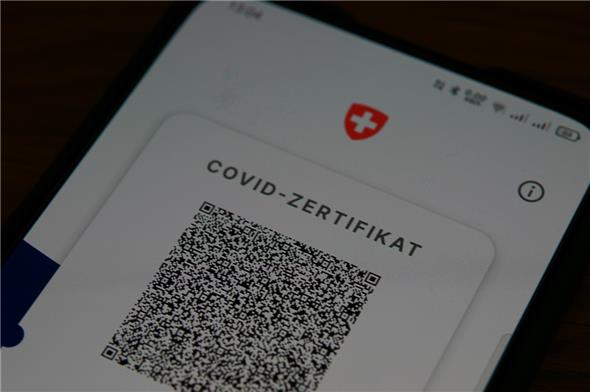 Ein Covid-Impfzertifikat in maschinenlesbarer Form (QR-Code) auf dem Smartphone (Covid Cert-App). Neu werden auch Zertifikate auf Papier verschickt.