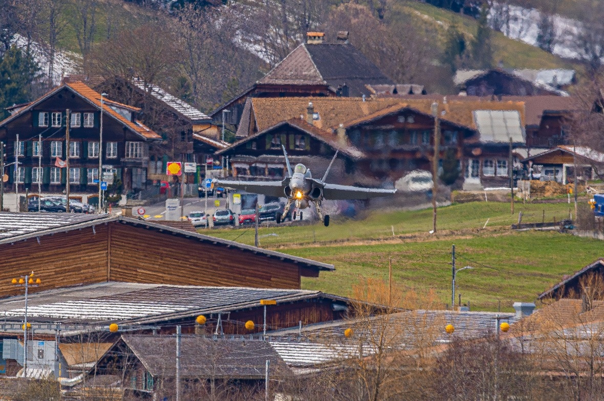 Ein F/A-18 Kampfjet bei der Landung über St. Stephan.