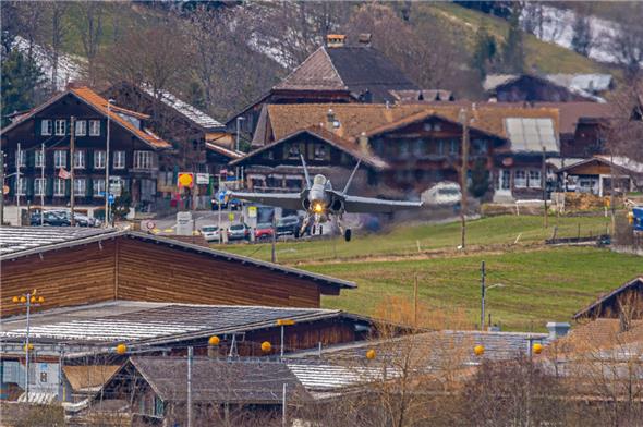 Ein F/A-18 Kampfjet bei der Landung über St. Stephan.