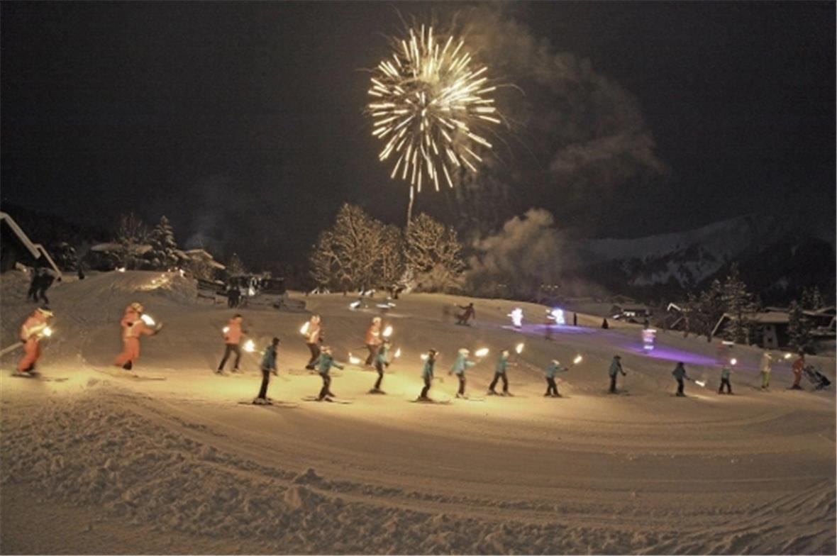 Ein Feuriges Ende der ersten Schneesport Show 2015 an der Lenk.