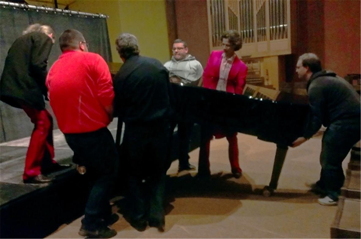 Ein Flügel kommt auf die Bühne.