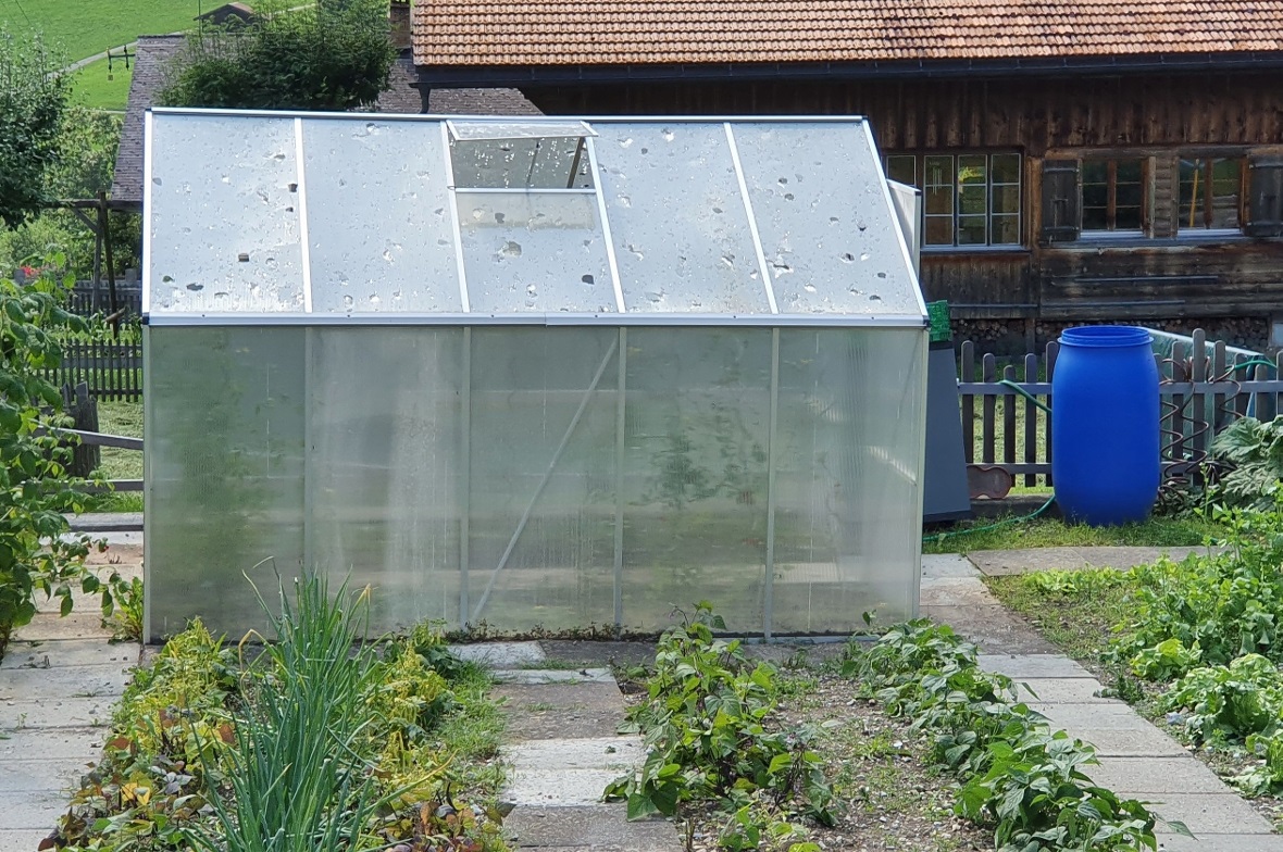 Ein Gewächshaus an der Lenkstrasse wurde durch den Hagel stark beschädigt.
