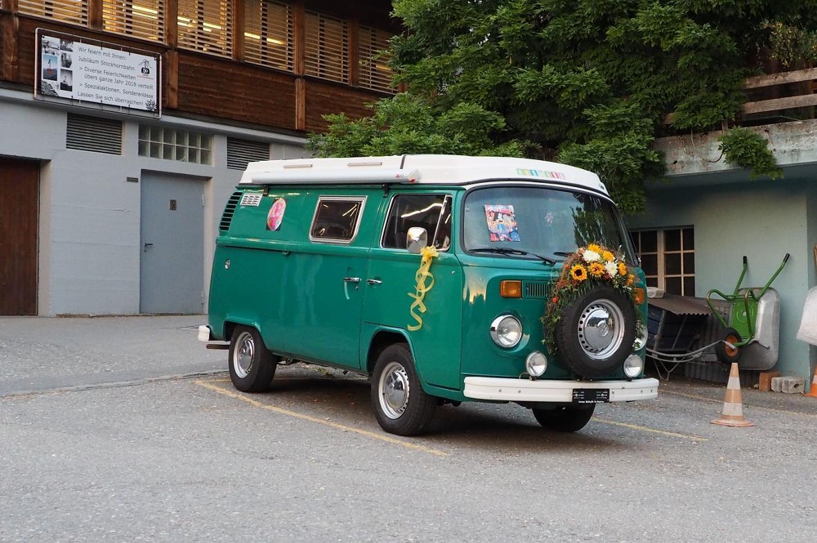 Ein "Hippi-Bus" begrüsste die Gäste vor der Talstation in Erlenbach.