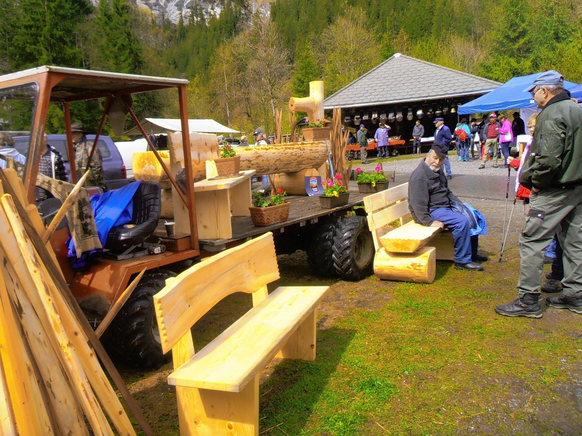 Ein Hobby der pensionierten Bauern: Arbeiten mit Holz.