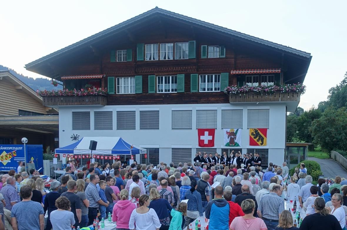 Ein Höhepunkt der Feier war das gemeinsame Singen der Nationalhymne, begleitet v...