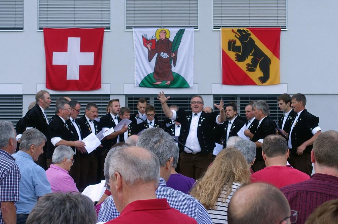 Ein Höhepunkt der Feier war das gemeinsame Singen der Nationalhymne, begleitet v...