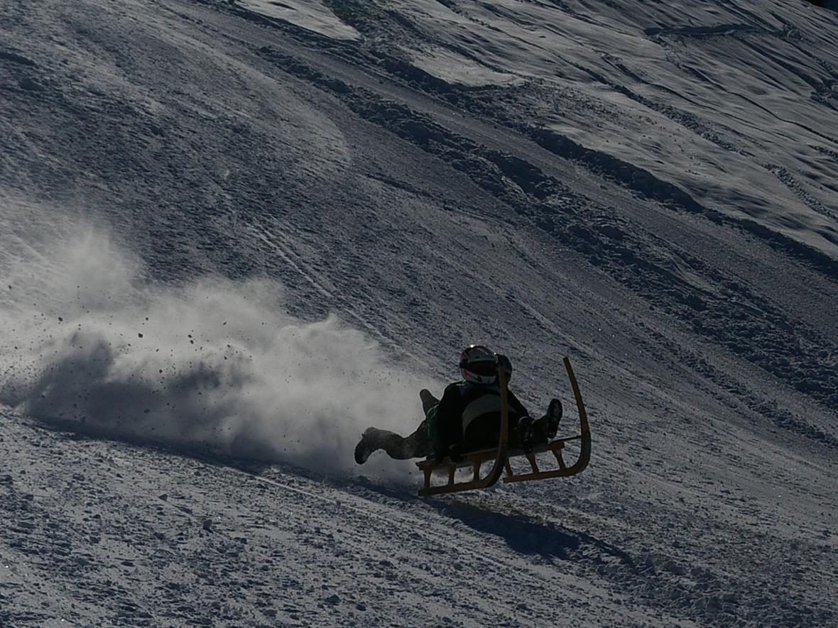 Ein Horenschlittenteam hebt nach dem steilen Ankersbodenrain kurz ab. Action pur!
