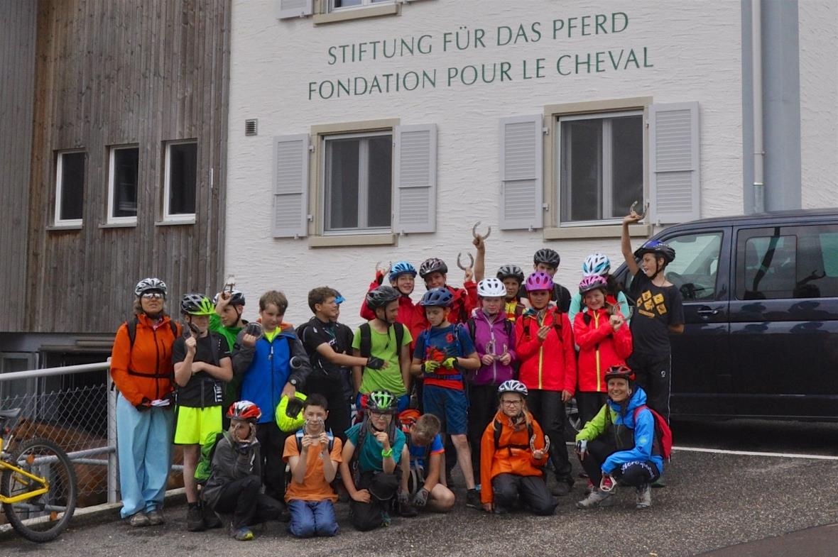 Ein Hufeisen für alle als Erinnerung an die Pferdepension in Les Roselet.