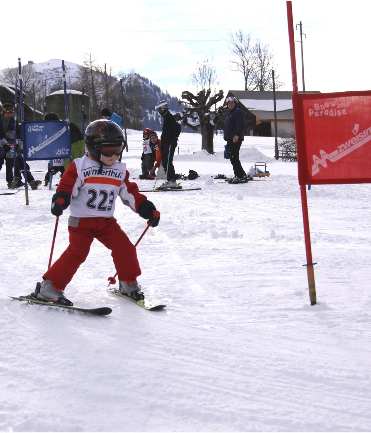 Ein Knirps fährt das Rennen hinunter. Peter Ogi