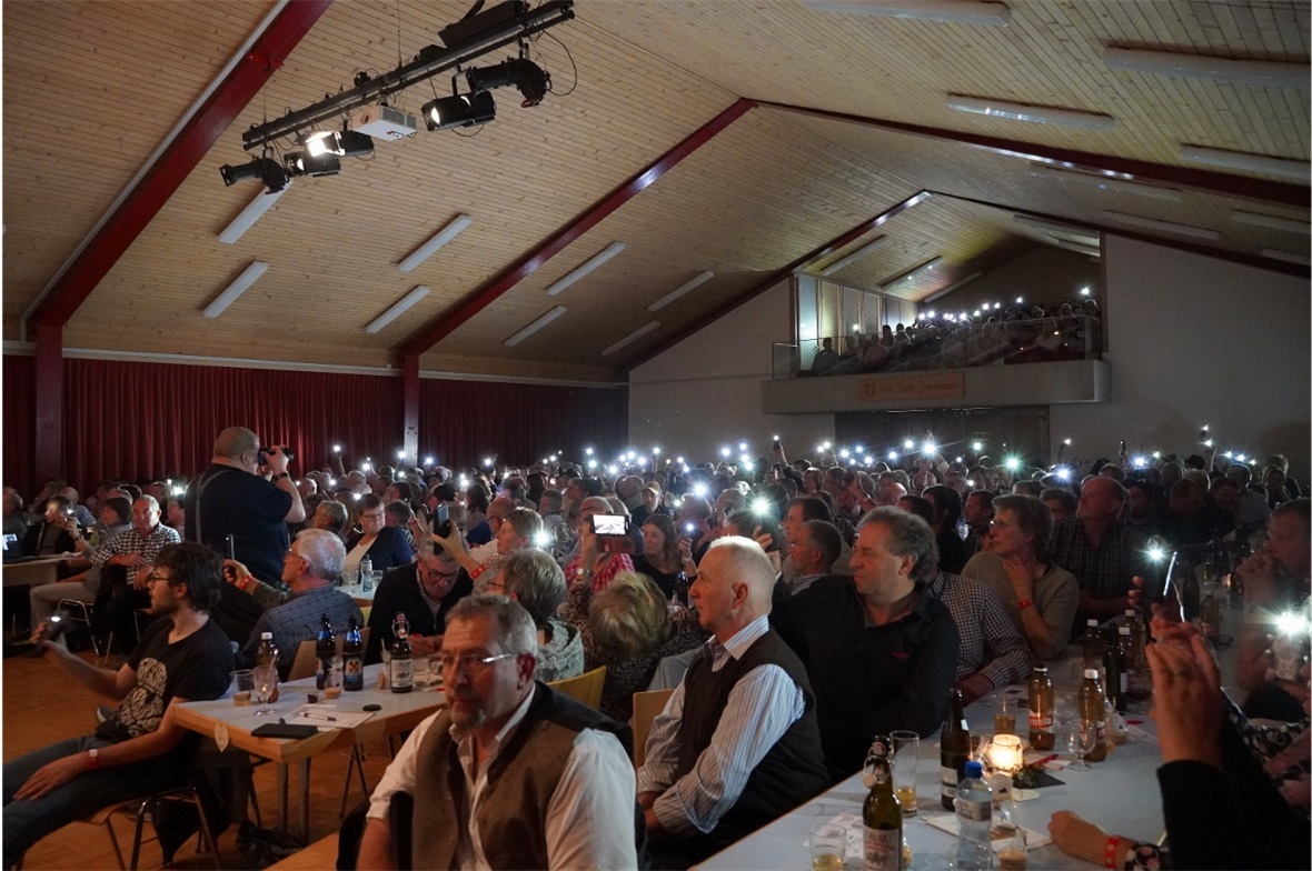 Ein Lichtermeer in Gedenken an Heinz Haldi.
