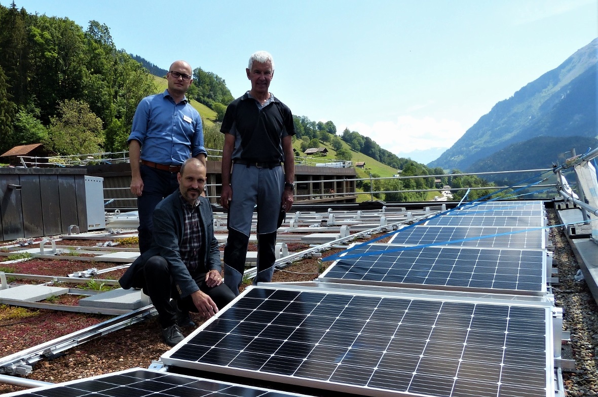 Ein Lindenmatte-Trio begutachtet die ersten montierten Solarmodule: Geschäftsführer Michael Oppliger (vorne), Standortleiter Stephan Simon und Walter Klossner, Leiter technischer Dienst.