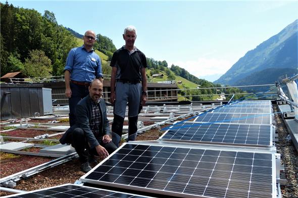 Ein Lindenmatte-Trio begutachtet die ersten montierten Solarmodule: Geschäftsführer Michael Oppliger (vorne), Standortleiter Stephan Simon und Walter Klossner, Leiter technischer Dienst.