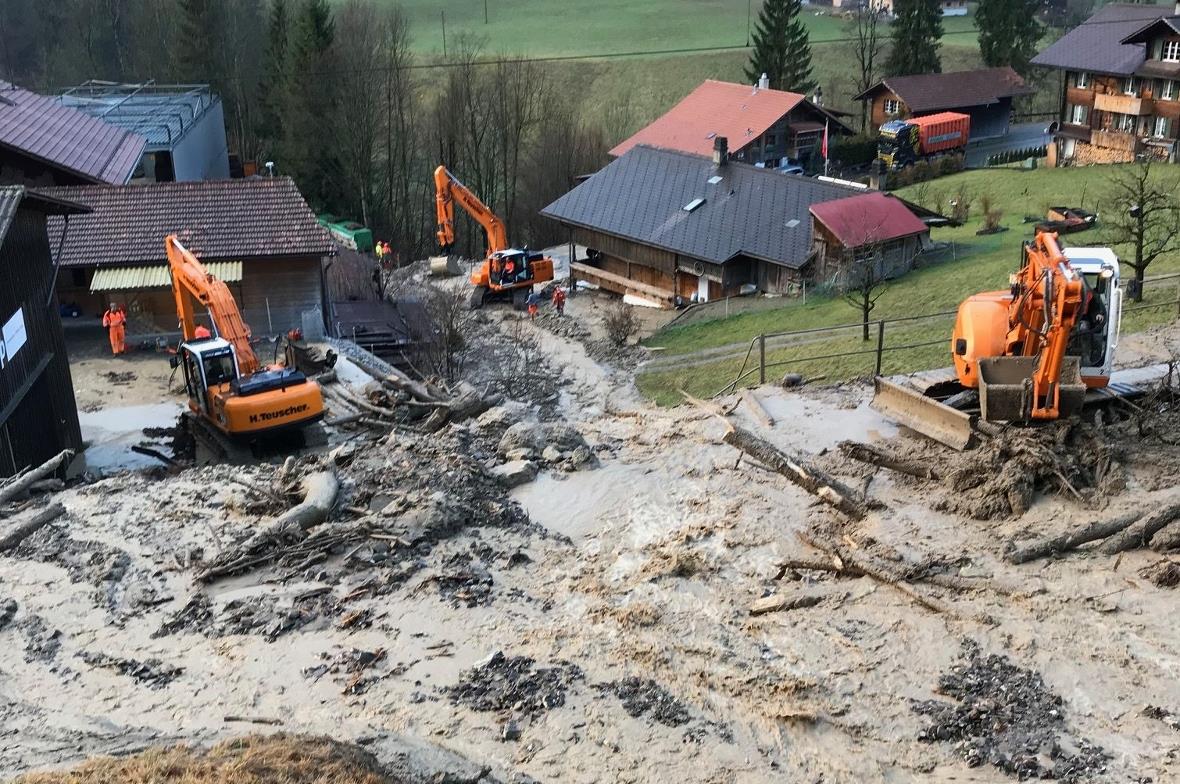 Ein Murgang verschüttete im Moosweidli Schiene und Strasse und beschädigte auch ...