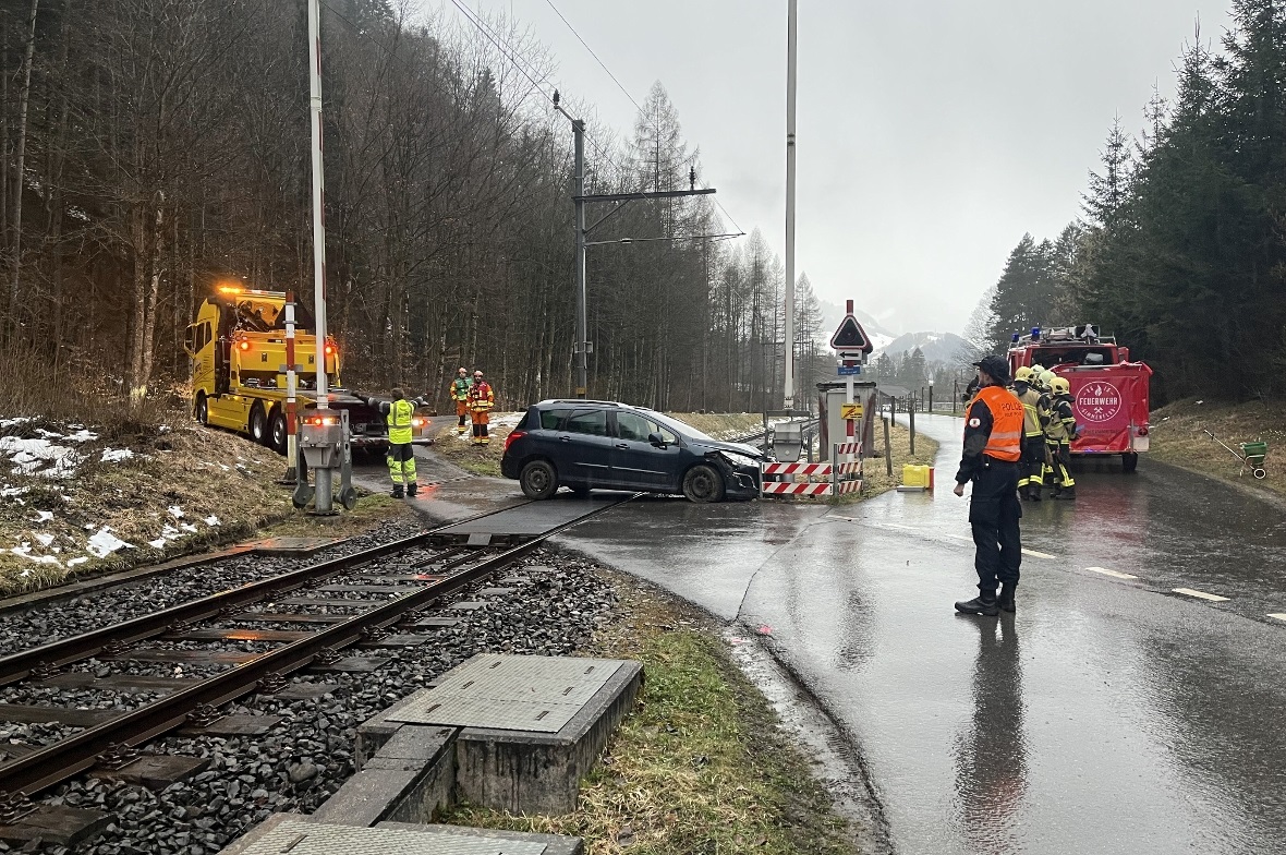 Ein PW verunfallte am Montagabend beim Bahnübergang Port zwischen Wimmis und der Haltestelle Burgholz.