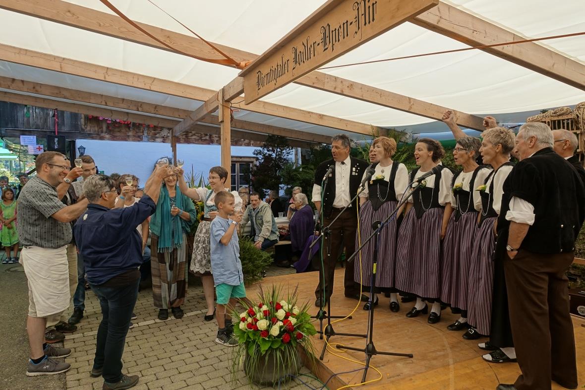 Ein „Prost“ auf die unerwartet vielen Geburtstagskinder, denen die Horejodler da...