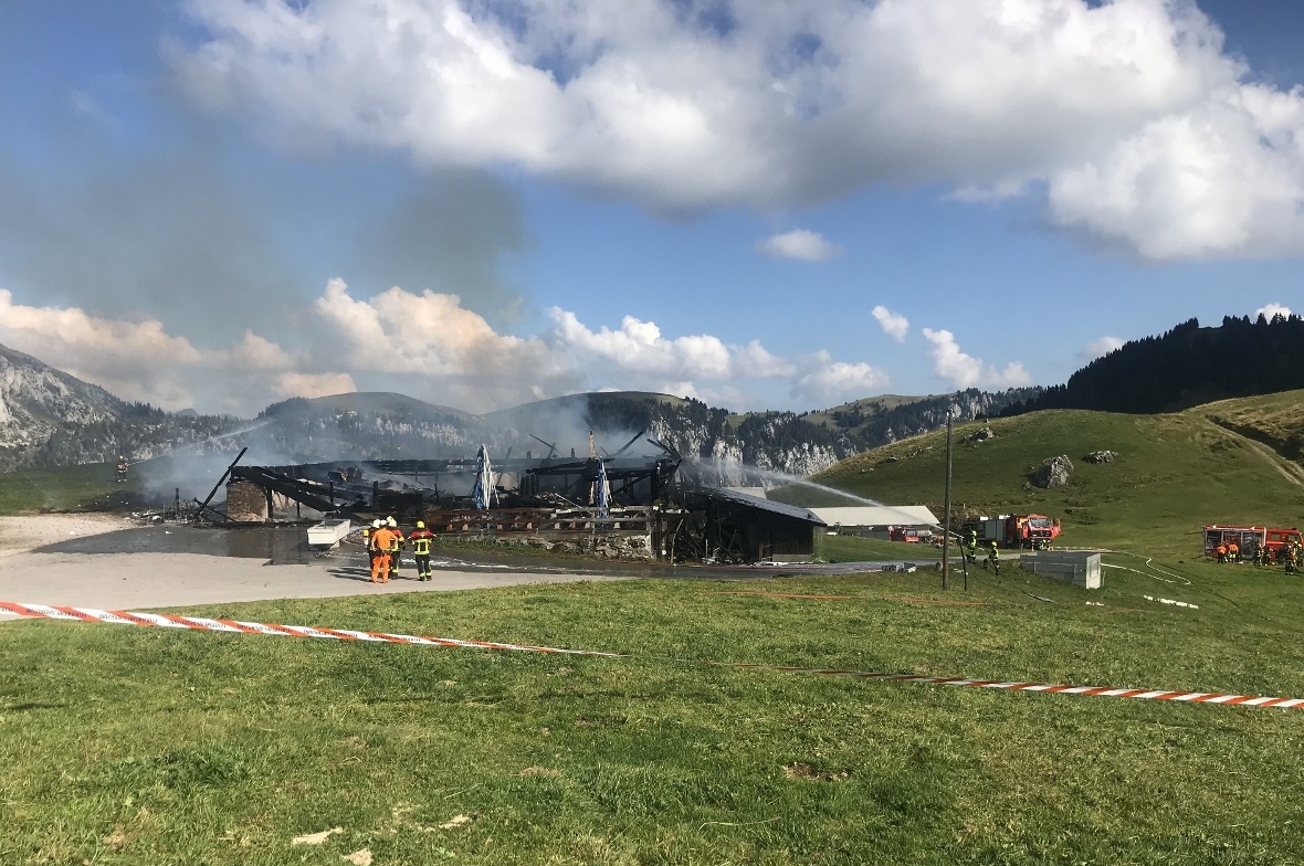 Ein Raub der Flammen: Das ehemalige Bergrestaurant Seebergsee in der Gemeinde Di...