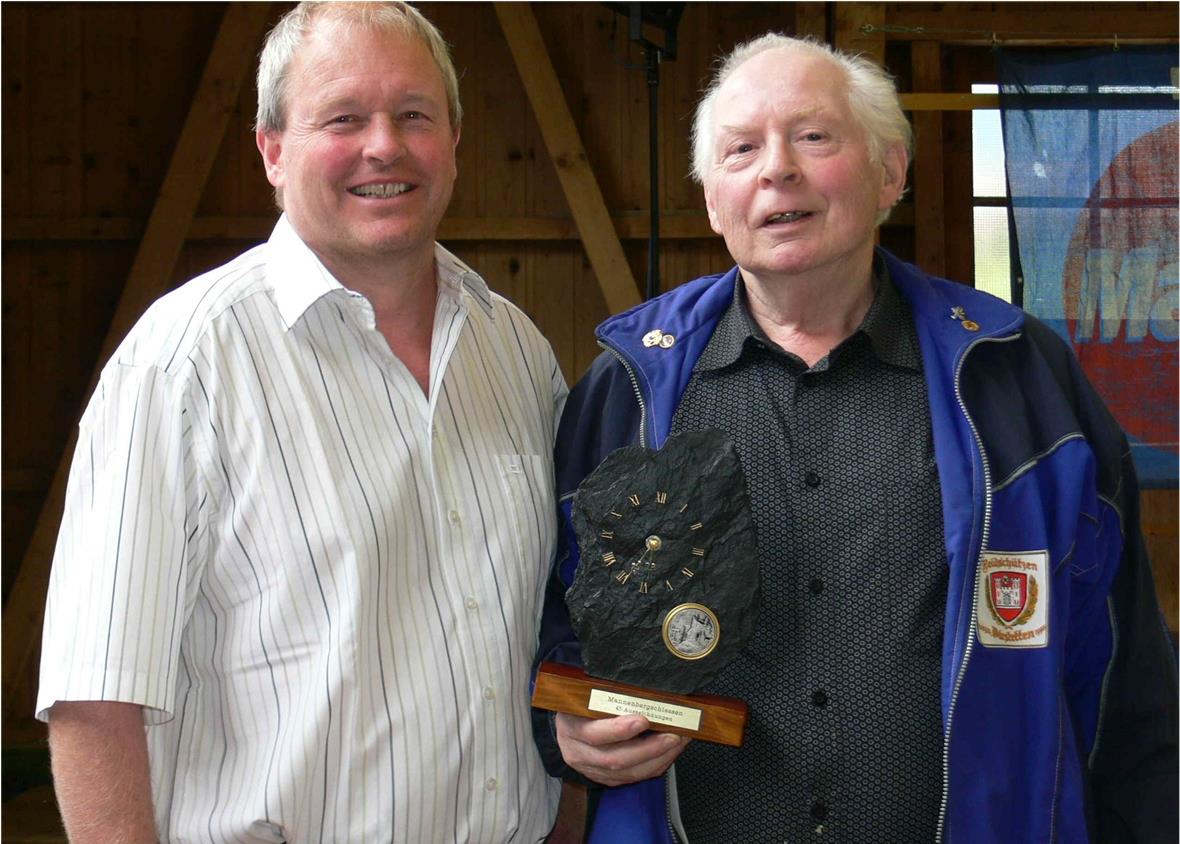 Ein Schieferzytli für 45 Auszeichnungen. Verbandspräsident Matthias Kurt und Walter Bühler aus Därstetten.