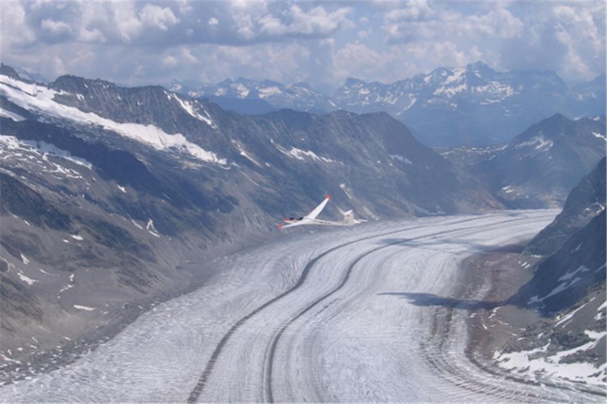 Ein Segelflugzeug aus dem Lager Zweisimmen über dem Aletschgletscher.