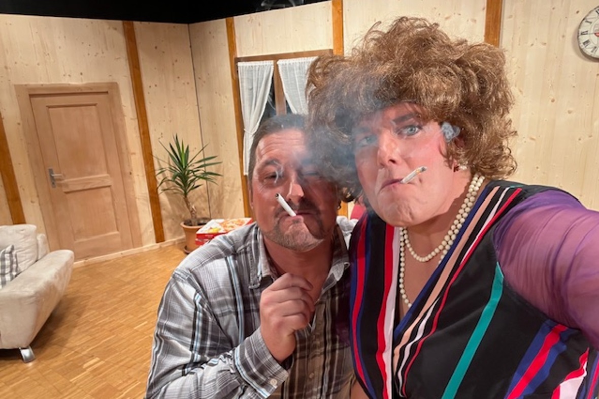 Ein Selfie = Beweisfoto auf der Bühne: Nachbar Erich Ramseier (Stefan Sigrist) ist ganz verliebt in die exotische «Tante» (Joël Poschung).