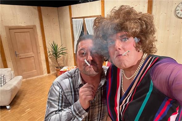 Ein Selfie = Beweisfoto auf der Bühne: Nachbar Erich Ramseier (Stefan Sigrist) ist ganz verliebt in die exotische «Tante» (Joël Poschung).