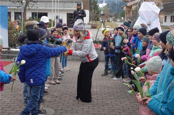 Ein Spalier von JO-Kindern hiess Joana Hählen mit Blumen willkommen.