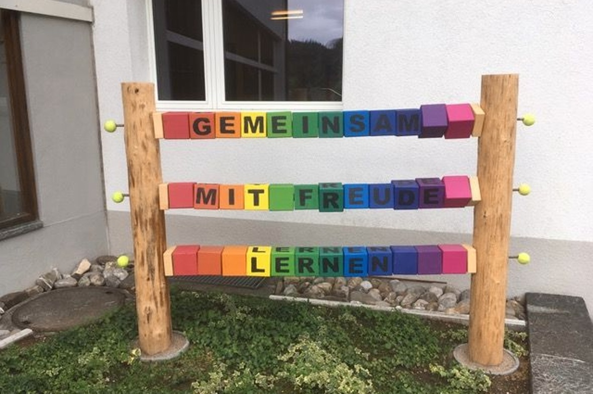 Ein Spiel aus Farben und Buchstaben: