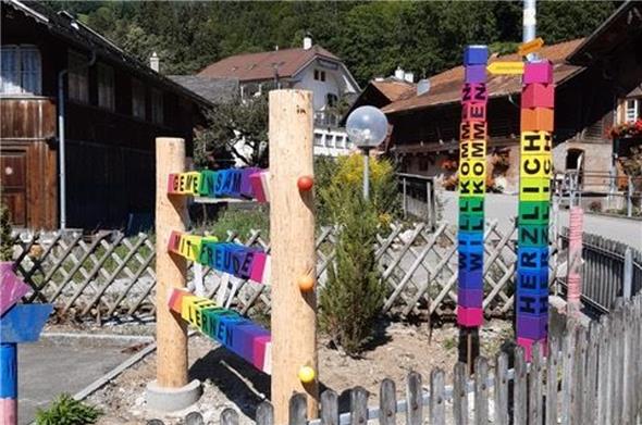 Ein Spiel aus Farben und Buchstaben: Das «Herzlich willkommen» der Schule Boltigen.