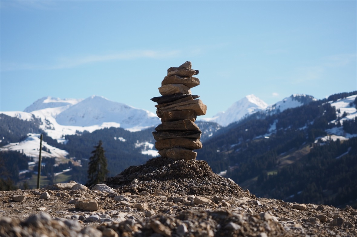 Ein Steinturm vor der wunderschönen Kulisse des Simmentals.