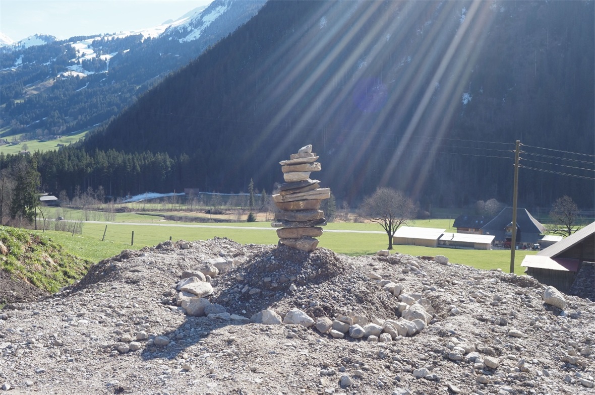 Ein Steinturm vor der wunderschönen Kulisse des Simmentals.