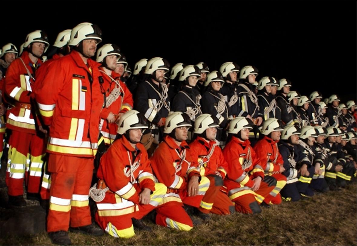 Ein Teil der 176 Personen zählenden Mannschaft der Wehrdienste Diemtigen mit «Frontmann» und Kommandant Thomas Gartwyl (links vorne).