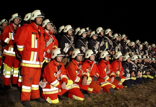 Ein Teil der 176 Personen zählenden Mannschaft der Wehrdienste Diemtigen mit «Frontmann» und Kommandant Thomas Gartwyl (links vorne).