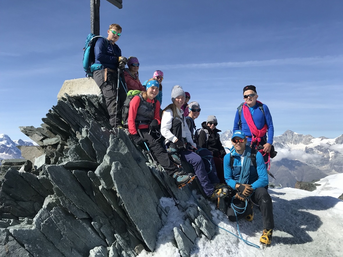 Ein Teil der 9. Klasse auf dem Allalinhorn auf 4027 M ü. M.