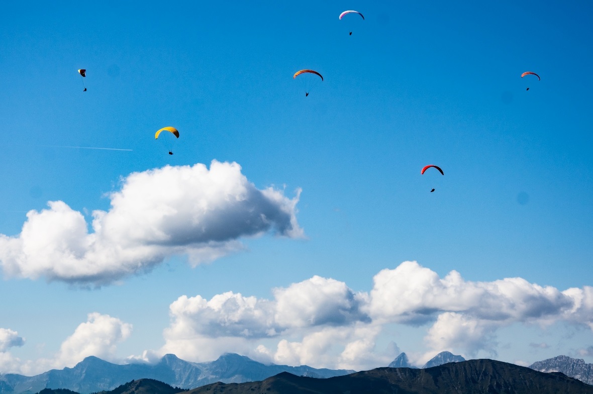 Ein Teil der Gleitschirmpilotinnen in der Luft.
