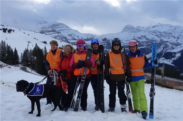 Ein Teil der Schneesportkurs-Teilnehmenden auf dem Bühlberg mit Hund Kaito: Brigitte Bächtold mit Margrit Suri, Marina Sutter mit Björn Saugy sowie Sebastian Sutter mit Daniel Borter (nicht abgebildet: Co-Leiterin Eva-Lotta Porret, Matthias Hartmann, Katharina Reichmuth, Jeannine Ulrich und Roger Fuchs).