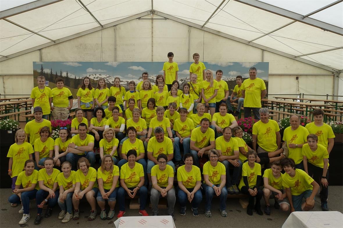 Ein Teil der ? unermüdlichen «Chramper», wie es auf der Rückseite der Helferleib...